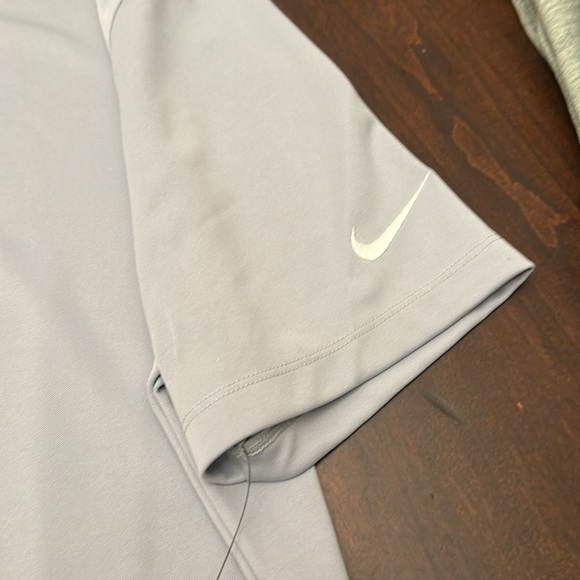 Nike Dri Fit Golf Shirt Medium - Picture 2 of 5
